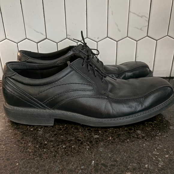 Rockport Classic Black Men's Dress Shoes, size 11 - Picture 2 of 9